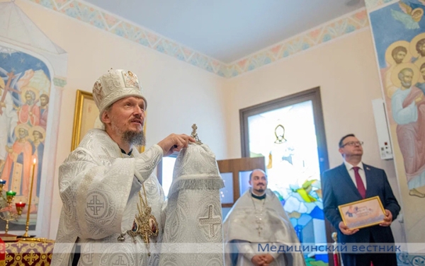 
        В РНПЦ ДОГИ в открытой после ремонта часовне провели освящение фресок и Божественную литургию			    