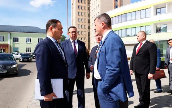 Премьер-министр провел инспекцию учреждений здравоохранения Борисова
Премьер-министр провел инспекцию учреждений здравоохранения Борисова