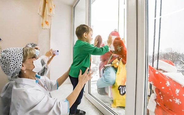 
        Команда Дедов Морозов, Снегурочек и героев сказок побывала в РНПЦ детской онкологии, гематологии и иммунологии и РНПЦ детской хирургии			    