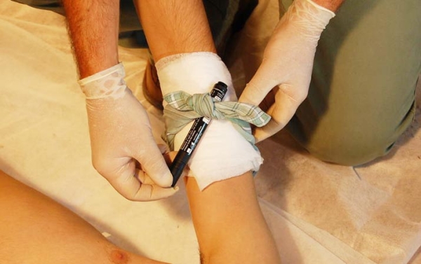 
        Первая помощь при острой кровопотере и травматическом шоке			    