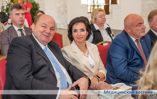 
        На них равняются пришедшие в профессию или выбирающие эту стезю			    