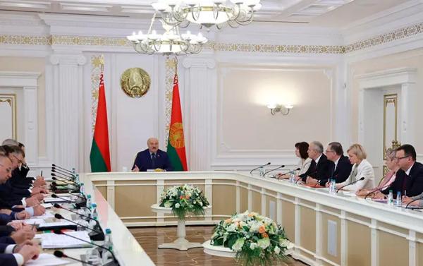 Президент собрал совещание по вопросам совершенствования работы с кадрами
Президент собрал совещание по вопросам совершенствования работы с кадрами