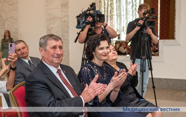 
        На них равняются пришедшие в профессию или выбирающие эту стезю			    