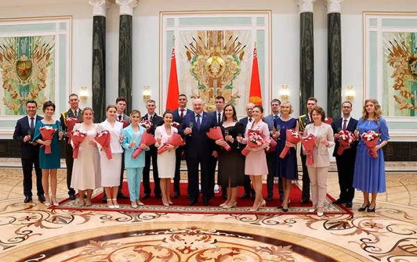 Выпускники и преподаватели получили Благодарности Президента
Выпускники и преподаватели получили Благодарности Президента