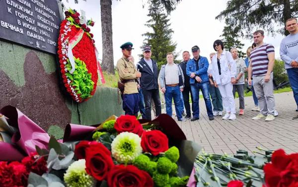 В комплексе «Линия Сталина» представители Минздрава возложили цветы к артиллерийскому капониру
В комплексе «Линия Сталина» представители Минздрава возложили цветы к артиллерийскому капониру