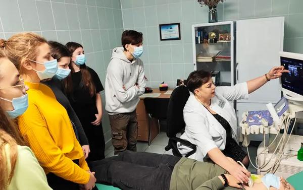 В Лунинецкой ЦРБ организовали профориентационную экскурсию для учащихся 10–11-х классов химико-биологического профиля
В Лунинецкой ЦРБ организовали профориентационную экскурсию для учащихся 10–11-х классов химико-биологического профиля
