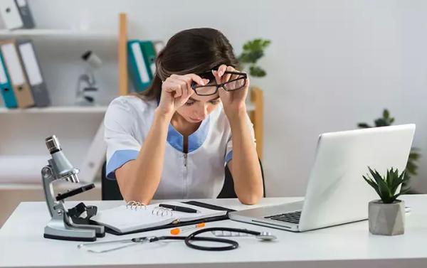 Как не сгореть на работе? Медицинские специалисты делятся опытом профилактики профессионального выгорания
Как не сгореть на работе? Медицинские специалисты делятся опытом профилактики профессионального выгорания