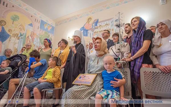 В РНПЦ ДОГИ в открытой после ремонта часовне провели освящение фресок и Божественную литургию
В РНПЦ ДОГИ в открытой после ремонта часовне провели освящение фресок и Божественную литургию