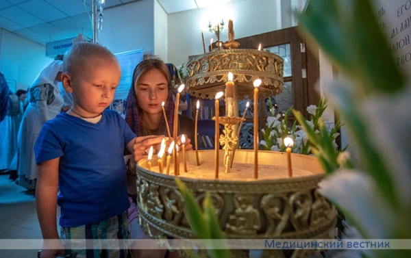 В РНПЦ ДОГИ в открытой после ремонта часовне провели освящение фресок и Божественную литургию			     
        В РНПЦ ДОГИ в открытой после ремонта часовне провели освящение фресок и Божественную литургию