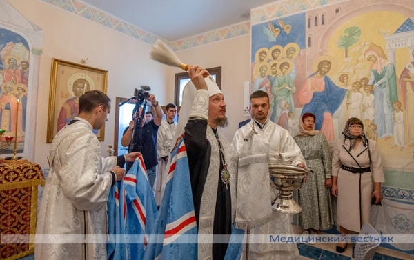 
        В РНПЦ ДОГИ в открытой после ремонта часовне провели освящение фресок и Божественную литургию			    
